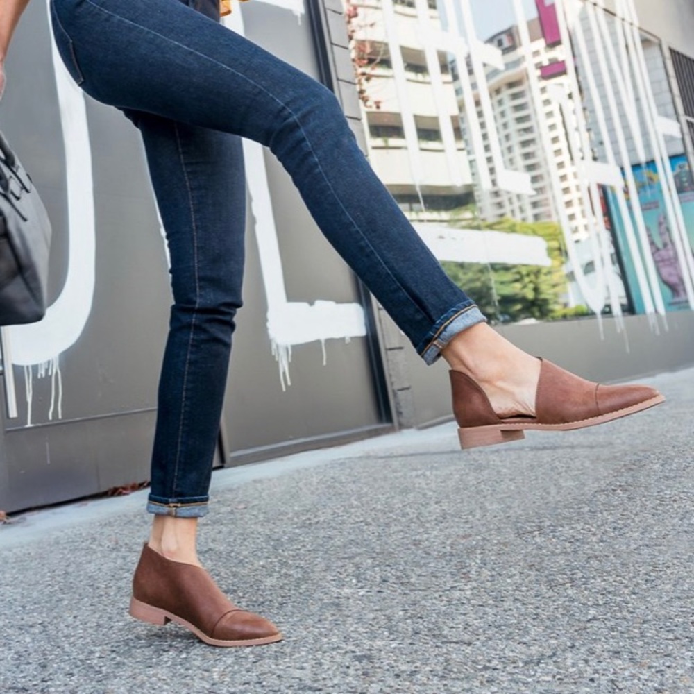 ASYMMETRIC POINTED-TOE FLAT